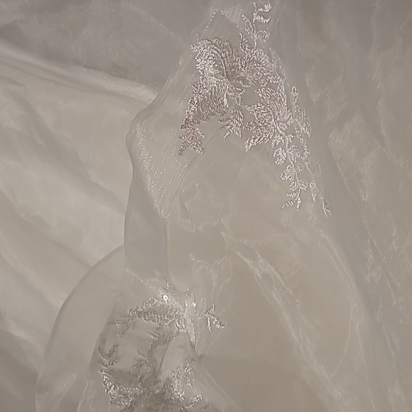 LULU'S EMBROIDERED ORGANZA STRAPLESS WEDDING GOWN Size Small - Picture 10 of 15